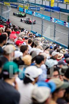 2022-07-16 - 04 FRIJNS Robin (nld), Envision Racing, Audi e-tron FE07, action 36 LOTTERER André (ger), TAG Heuer Porsche Formula E Team, Porsche 99X Electric, action tribune grandstands foule crowd during the 2022 New York City ePrix, 8th meeting of the 2021-22 ABB FIA Formula E World Championship, on the Brooklyn Street Circuit from July 14 to 17, in New York, United States of America - AUTO - 2022 FORMULA E NEW YORK CITY EPRIX - FORMULA E - MOTORS