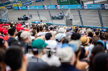2022-07-16 - 03 TURVEY Oliver (gbr), NIO 333 FE Team, Nio 333 001, action 33 TICKTUM Dan (gbr), NIO 333 FE Team, Nio 333 001, action tribune grandstands foule crowd during the 2022 New York City ePrix, 8th meeting of the 2021-22 ABB FIA Formula E World Championship, on the Brooklyn Street Circuit from July 14 to 17, in New York, United States of America - AUTO - 2022 FORMULA E NEW YORK CITY EPRIX - FORMULA E - MOTORS