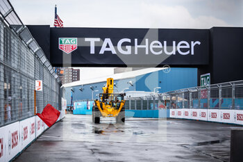 2022-07-16 - Red flag, drapeau rouge during the 2022 New York City ePrix, 8th meeting of the 2021-22 ABB FIA Formula E World Championship, on the Brooklyn Street Circuit from July 14 to 17, in New York, United States of America - AUTO - 2022 FORMULA E NEW YORK CITY EPRIX - FORMULA E - MOTORS