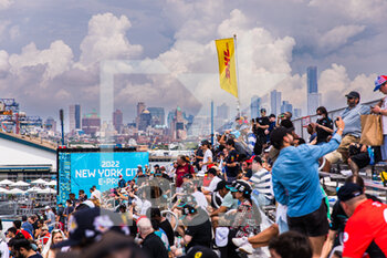 2022-07-16 - foule crowd, tribune grandstands, landscape during the 2022 New York City ePrix, 8th meeting of the 2021-22 ABB FIA Formula E World Championship, on the Brooklyn Street Circuit from July 14 to 17, in New York, United States of America - AUTO - 2022 FORMULA E NEW YORK CITY EPRIX - FORMULA E - MOTORS
