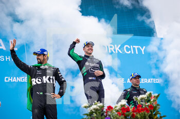 2022-07-16 - CASSIDY Nick (nzl), Envision Racing, Audi e-tron FE07, portrait DI GRASSI Lucas (bra), ROKiT Venturi Racing, Mercedes-EQ Silver Arrow 02, portrait FRIJNS Robin (nld), Envision Racing, Audi e-tron FE07, portrait podium during the 2022 New York City ePrix, 8th meeting of the 2021-22 ABB FIA Formula E World Championship, on the Brooklyn Street Circuit from July 14 to 17, in New York, United States of America - AUTO - 2022 FORMULA E NEW YORK CITY EPRIX - FORMULA E - MOTORS