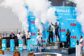 2022-07-16 - CASSIDY Nick (nzl), Envision Racing, Audi e-tron FE07, DI GRASSI Lucas (bra), ROKiT Venturi Racing, Mercedes-EQ Silver Arrow 02, FRIJNS Robin (nld), Envision Racing, Audi e-tron FE07, podium ambiance during the 2022 New York City ePrix, 8th meeting of the 2021-22 ABB FIA Formula E World Championship, on the Brooklyn Street Circuit from July 14 to 17, in New York, United States of America - AUTO - 2022 FORMULA E NEW YORK CITY EPRIX - FORMULA E - MOTORS