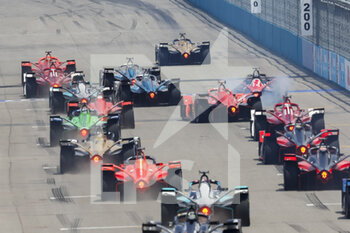 2022-07-17 - 13 DA COSTA Antonio Felix (por), DS Techeetah, DS E-Tense FE21, action, 29 SIMS Alexander (gbr), Mahindra Racing, Mahindra M7Electro, action depart start, during the 2022 New York City ePrix, 8th meeting of the 2021-22 ABB FIA Formula E World Championship, on the Brooklyn Street Circuit from July 14 to 17, in New York, United States of America - AUTO - 2022 FORMULA E NEW YORK CITY EPRIX - FORMULA E - MOTORS