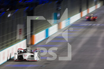 29/07/2022 - 36 LOTTERER André (ger), TAG Heuer Porsche Formula E Team, Porsche 99X Electric, action during the 2022 London ePrix, 9th meeting of the 2021-22 ABB FIA Formula E World Championship, on the ExCeL London from July 30 to 31, in London, United Kingdom - AUTO - 2022 FORMULA E LONDON EPRIX - FORMULA E - MOTORI
