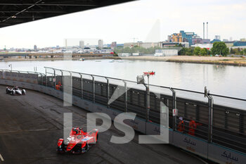 29/07/2022 - 29 SIMS Alexander (gbr), Mahindra Racing, Mahindra M7Electro, action and 94 WEHRLEIN Pascal (ger), TAG Heuer Porsche Formula E Team, Porsche 99X Electric, action during the 2022 London ePrix, 9th meeting of the 2021-22 ABB FIA Formula E World Championship, on the ExCeL London from July 30 to 31, in London, United Kingdom - AUTO - 2022 FORMULA E LONDON EPRIX - FORMULA E - MOTORI