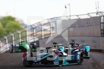 29/07/2022 - 03 TURVEY Oliver (gbr), NIO 333 FE Team, Nio 333 001, action and 10 BIRD Sam (gbr), Jaguar TCS Racing, Jaguar I-Type 5, action during the 2022 London ePrix, 9th meeting of the 2021-22 ABB FIA Formula E World Championship, on the ExCeL London from July 30 to 31, in London, United Kingdom - AUTO - 2022 FORMULA E LONDON EPRIX - FORMULA E - MOTORI