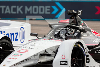 2022-07-30 - 36 LOTTERER André (ger), TAG Heuer Porsche Formula E Team, Porsche 99X Electric, action during the 2022 London ePrix, 9th meeting of the 2021-22 ABB FIA Formula E World Championship, on the ExCeL London from July 30 to 31, in London, United Kingdom - AUTO - 2022 FORMULA E LONDON EPRIX - FORMULA E - MOTORS