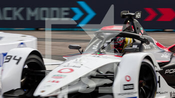 2022-07-30 - 94 WEHRLEIN Pascal (ger), TAG Heuer Porsche Formula E Team, Porsche 99X Electric, action during the 2022 London ePrix, 9th meeting of the 2021-22 ABB FIA Formula E World Championship, on the ExCeL London from July 30 to 31, in London, United Kingdom - AUTO - 2022 FORMULA E LONDON EPRIX - FORMULA E - MOTORS