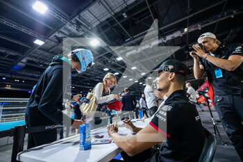 2022-07-30 - WEHRLEIN Pascal (ger), TAG Heuer Porsche Formula E Team, Porsche 99X Electric, portrait autograph session during the 2022 London ePrix, 9th meeting of the 2021-22 ABB FIA Formula E World Championship, on the ExCeL London from July 30 to 31, in London, United Kingdom - AUTO - 2022 FORMULA E LONDON EPRIX - FORMULA E - MOTORS