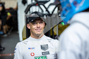 2022-07-30 - LOTTERER André (ger), TAG Heuer Porsche Formula E Team, Porsche 99X Electric, portrait autograph session during the 2022 London ePrix, 9th meeting of the 2021-22 ABB FIA Formula E World Championship, on the ExCeL London from July 30 to 31, in London, United Kingdom - AUTO - 2022 FORMULA E LONDON EPRIX - FORMULA E - MOTORS