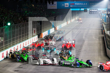 2022-07-30 - 36 LOTTERER André (ger), TAG Heuer Porsche Formula E Team, Porsche 99X Electric, 37 CASSIDY Nick (nzl), Envision Racing, Audi e-tron FE07, action depart, start during the 2022 London ePrix, 9th meeting of the 2021-22 ABB FIA Formula E World Championship, on the ExCeL London from July 30 to 31, in London, United Kingdom - AUTO - 2022 FORMULA E LONDON EPRIX - FORMULA E - MOTORS