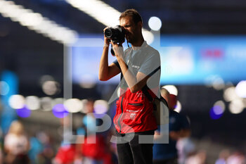 2022-07-30 - The famous photographer Xavier Bonilla of DPPI working during the 2022 London ePrix, 9th meeting of the 2021-22 ABB FIA Formula E World Championship, on the ExCeL London from July 30 to 31, in London, United Kingdom - AUTO - 2022 FORMULA E LONDON EPRIX - FORMULA E - MOTORS