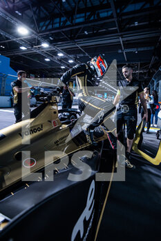 2022-07-30 - VERGNE Jean-Eric (fra), DS Techeetah, DS E-Tense FE21, portrait grille de depart starting grid during the 2022 London ePrix, 9th meeting of the 2021-22 ABB FIA Formula E World Championship, on the ExCeL London from July 30 to 31, in London, United Kingdom - AUTO - 2022 FORMULA E LONDON EPRIX - FORMULA E - MOTORS