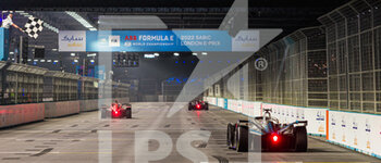 2022-07-30 - 27 DENNIS Jake (gbr), Avalanche Andretti Formula E, BMW iFE.21, 05 VANDOORNE Stoffel (bel), Mercedes-EQ Silver Arrow 02, action arrivee, finish line, drapeau a damiers, chequered flag during the 2022 London ePrix, 9th meeting of the 2021-22 ABB FIA Formula E World Championship, on the ExCeL London from July 30 to 31, in London, United Kingdom - AUTO - 2022 FORMULA E LONDON EPRIX - FORMULA E - MOTORS