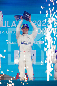 2022-07-30 - DE VRIES Nyck (nld), Mercedes-EQ Silver Arrow 02, portrait podium during the 2022 London ePrix, 9th meeting of the 2021-22 ABB FIA Formula E World Championship, on the ExCeL London from July 30 to 31, in London, United Kingdom - AUTO - 2022 FORMULA E LONDON EPRIX - FORMULA E - MOTORS