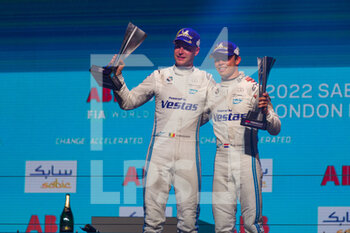 2022-07-30 - VANDOORNE Stoffel (bel), Mercedes-EQ Silver Arrow 02, DE VRIES Nyck (nld), Mercedes-EQ Silver Arrow 02, portrait podium during the 2022 London ePrix, 9th meeting of the 2021-22 ABB FIA Formula E World Championship, on the ExCeL London from July 30 to 31, in London, United Kingdom - AUTO - 2022 FORMULA E LONDON EPRIX - FORMULA E - MOTORS