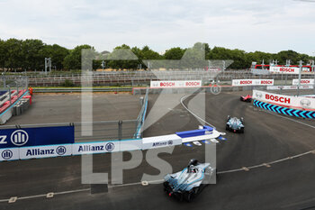 2022-07-30 - 05 VANDOORNE Stoffel (bel), Mercedes-EQ Silver Arrow 02, action and 17 DE VRIES Nyck (nld), Mercedes-EQ Silver Arrow 02, action during the 2022 London ePrix, 9th meeting of the 2021-22 ABB FIA Formula E World Championship, on the ExCeL London from July 30 to 31, in London, United Kingdom - AUTO - 2022 FORMULA E LONDON EPRIX - FORMULA E - MOTORS