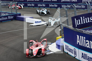 2022-07-30 - 27 DENNIS Jake (gbr), Avalanche Andretti Formula E, BMW iFE.21, action, 05 VANDOORNE Stoffel (bel), Mercedes-EQ Silver Arrow 02, action and 17 DE VRIES Nyck (nld), Mercedes-EQ Silver Arrow 02, action during the 2022 London ePrix, 9th meeting of the 2021-22 ABB FIA Formula E World Championship, on the ExCeL London from July 30 to 31, in London, United Kingdom - AUTO - 2022 FORMULA E LONDON EPRIX - FORMULA E - MOTORS