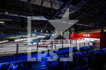 2022-07-30 - 37 CASSIDY Nick (nzl), Envision Racing, Audi e-tron FE07, action 05 VANDOORNE Stoffel (bel), Mercedes-EQ Silver Arrow 02, action tribune grandstands during the 2022 London ePrix, 9th meeting of the 2021-22 ABB FIA Formula E World Championship, on the ExCeL London from July 30 to 31, in London, United Kingdom - AUTO - 2022 FORMULA E LONDON EPRIX - FORMULA E - MOTORS