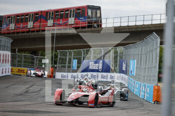 2022-07-30 - 27 DENNIS Jake (gbr), Avalanche Andretti Formula E, BMW iFE.21, action 05 VANDOORNE Stoffel (bel), Mercedes-EQ Silver Arrow 02, action 17 DE VRIES Nyck (nld), Mercedes-EQ Silver Arrow 02, action during the 2022 London ePrix, 9th meeting of the 2021-22 ABB FIA Formula E World Championship, on the ExCeL London from July 30 to 31, in London, United Kingdom - AUTO - 2022 FORMULA E LONDON EPRIX - FORMULA E - MOTORS