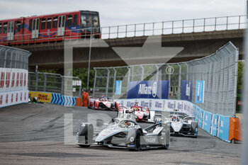 2022-07-30 - 05 VANDOORNE Stoffel (bel), Mercedes-EQ Silver Arrow 02, action 17 DE VRIES Nyck (nld), Mercedes-EQ Silver Arrow 02, action during the 2022 London ePrix, 9th meeting of the 2021-22 ABB FIA Formula E World Championship, on the ExCeL London from July 30 to 31, in London, United Kingdom - AUTO - 2022 FORMULA E LONDON EPRIX - FORMULA E - MOTORS