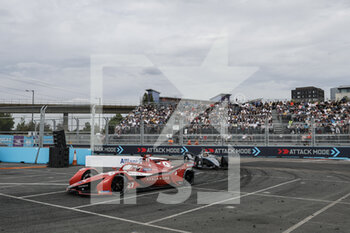 2022-07-30 - 27 DENNIS Jake (gbr), Avalanche Andretti Formula E, BMW iFE.21, action 05 VANDOORNE Stoffel (bel), Mercedes-EQ Silver Arrow 02, action during the 2022 London ePrix, 9th meeting of the 2021-22 ABB FIA Formula E World Championship, on the ExCeL London from July 30 to 31, in London, United Kingdom - AUTO - 2022 FORMULA E LONDON EPRIX - FORMULA E - MOTORS