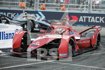 2022-07-30 - 27 DENNIS Jake (gbr), Avalanche Andretti Formula E, BMW iFE.21, action 05 VANDOORNE Stoffel (bel), Mercedes-EQ Silver Arrow 02, action during the 2022 London ePrix, 9th meeting of the 2021-22 ABB FIA Formula E World Championship, on the ExCeL London from July 30 to 31, in London, United Kingdom - AUTO - 2022 FORMULA E LONDON EPRIX - FORMULA E - MOTORS