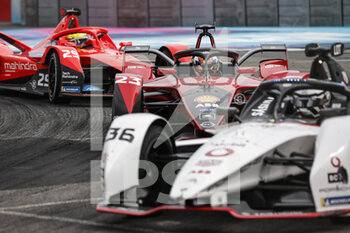 2022-07-30 - 36 LOTTERER André (ger), TAG Heuer Porsche Formula E Team, Porsche 99X Electric, action 23 BUEMI Sébastien (swi), Nissan e.dams, Nissan IM03, action 29 SIMS Alexander (gbr), Mahindra Racing, Mahindra M7Electro, action during the 2022 London ePrix, 9th meeting of the 2021-22 ABB FIA Formula E World Championship, on the ExCeL London from July 30 to 31, in London, United Kingdom - AUTO - 2022 FORMULA E LONDON EPRIX - FORMULA E - MOTORS