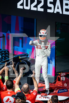 2022-07-30 - DENNIS Jake (gbr), Avalanche Andretti Formula E, BMW iFE.21, portrait podium grid during the 2022 London ePrix, 9th meeting of the 2021-22 ABB FIA Formula E World Championship, on the ExCeL London from July 30 to 31, in London, United Kingdom - AUTO - 2022 FORMULA E LONDON EPRIX - FORMULA E - MOTORS