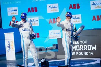 2022-07-30 - VANDOORNE Stoffel (bel), Mercedes-EQ Silver Arrow 02, portrait DE VRIES Nyck (nld), Mercedes-EQ Silver Arrow 02, portrait podium grid during the 2022 London ePrix, 9th meeting of the 2021-22 ABB FIA Formula E World Championship, on the ExCeL London from July 30 to 31, in London, United Kingdom - AUTO - 2022 FORMULA E LONDON EPRIX - FORMULA E - MOTORS