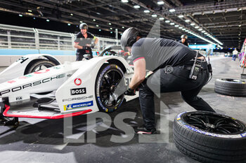 2022-07-31 - LOTTERER André (ger), TAG Heuer Porsche Formula E Team, Porsche 99X Electric, portrait stand, pit lane, mecaniciens, mechanics, pneus, tyres, tyre during the 2022 London ePrix, 9th meeting of the 2021-22 ABB FIA Formula E World Championship, on the ExCeL London from July 30 to 31, in London, United Kingdom - AUTO - 2022 FORMULA E LONDON EPRIX - FORMULA E - MOTORS