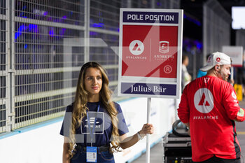 2022-07-31 - Grid girl ambiance grille de depart, starting grid during the 2022 London ePrix, 9th meeting of the 2021-22 ABB FIA Formula E World Championship, on the ExCeL London from July 30 to 31, in London, United Kingdom - AUTO - 2022 FORMULA E LONDON EPRIX - FORMULA E - MOTORS