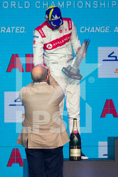 2022-07-31 - DENNIS Jake (gbr), Avalanche Andretti Formula E, BMW iFE.21, trophy given by SWEDJEMARK Theodor, Chief Communications and Sustainability Officer, ABB podium during the 2022 London ePrix, 9th meeting of the 2021-22 ABB FIA Formula E World Championship, on the ExCeL London from July 30 to 31, in London, United Kingdom - AUTO - 2022 FORMULA E LONDON EPRIX - FORMULA E - MOTORS