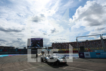 31/07/2022 - 17 DE VRIES Nyck (nld), Mercedes-EQ Silver Arrow 02, action during the 2022 London ePrix, 9th meeting of the 2021-22 ABB FIA Formula E World Championship, on the ExCeL London from July 30 to 31, in London, United Kingdom - AUTO - 2022 FORMULA E LONDON EPRIX - FORMULA E - MOTORI