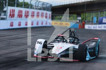 31/07/2022 - 36 LOTTERER André (ger), TAG Heuer Porsche Formula E Team, Porsche 99X Electric, action during the 2022 London ePrix, 9th meeting of the 2021-22 ABB FIA Formula E World Championship, on the ExCeL London from July 30 to 31, in London, United Kingdom - AUTO - 2022 FORMULA E LONDON EPRIX - FORMULA E - MOTORI