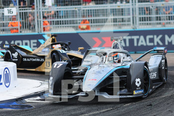 31/07/2022 - 17 DE VRIES Nyck (nld), Mercedes-EQ Silver Arrow 02, actionc 13 DA COSTA Antonio Felix (por), DS Techeetah, DS E-Tense FE21, action during the 2022 London ePrix, 9th meeting of the 2021-22 ABB FIA Formula E World Championship, on the ExCeL London from July 30 to 31, in London, United Kingdom - AUTO - 2022 FORMULA E LONDON EPRIX - FORMULA E - MOTORI