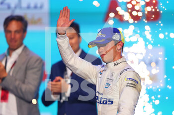 31/07/2022 - DE VRIES Nyck (nld), Mercedes-EQ Silver Arrow 02, portrait celebration podium during the 2022 London ePrix, 9th meeting of the 2021-22 ABB FIA Formula E World Championship, on the ExCeL London from July 30 to 31, in London, United Kingdom - AUTO - 2022 FORMULA E LONDON EPRIX - FORMULA E - MOTORI