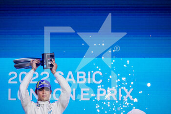 31/07/2022 - DE VRIES Nyck (nld), Mercedes-EQ Silver Arrow 02, portrait podium during the 2022 London ePrix, 9th meeting of the 2021-22 ABB FIA Formula E World Championship, on the ExCeL London from July 30 to 31, in London, United Kingdom - AUTO - 2022 FORMULA E LONDON EPRIX - FORMULA E - MOTORI