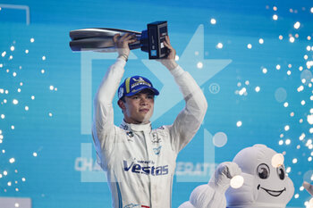 2022-07-31 - DE VRIES Nyck (nld), Mercedes-EQ Silver Arrow 02, portrait podium during the 2022 London ePrix, 9th meeting of the 2021-22 ABB FIA Formula E World Championship, on the ExCeL London from July 30 to 31, in London, United Kingdom - AUTO - 2022 FORMULA E LONDON EPRIX - FORMULA E - MOTORS