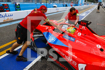 2022-08-13 - 29 Sims Alexander (gbr), Mahindra Racing, Mahindra M7Electro, after his crash in qualifying during the 2022 Seoul ePrix, 10th meeting of the 2021-22 ABB FIA Formula E World Championship, on the Seoul Street Circuit from August 12 to 14, in Seoul, South Korea - AUTO - 2022 FORMULA E SEOUL EPRIX - FORMULA E - MOTORS