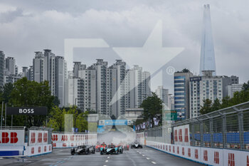 2022-08-13 - Start of the race, 11 Di Grassi Lucas (bra), ROKiT Venturi Racing, Mercedes-EQ Silver Arrow 02, 09 Evans Mitch (nzl), Jaguar TCS Racing, Jaguar I-Type 5, action during the 2022 Seoul ePrix, 10th meeting of the 2021-22 ABB FIA Formula E World Championship, on the Seoul Street Circuit from August 12 to 14, in Seoul, South Korea - AUTO - 2022 FORMULA E SEOUL EPRIX - FORMULA E - MOTORS