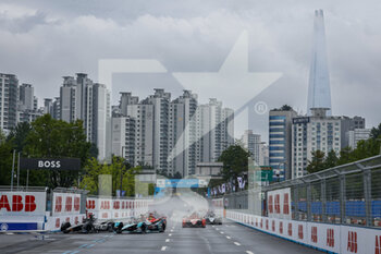 2022-08-13 - Start of the race, 11 Di Grassi Lucas (bra), ROKiT Venturi Racing, Mercedes-EQ Silver Arrow 02, 09 Evans Mitch (nzl), Jaguar TCS Racing, Jaguar I-Type 5, action during the 2022 Seoul ePrix, 10th meeting of the 2021-22 ABB FIA Formula E World Championship, on the Seoul Street Circuit from August 12 to 14, in Seoul, South Korea - AUTO - 2022 FORMULA E SEOUL EPRIX - FORMULA E - MOTORS