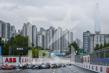 2022-08-13 - Start of the race, 05 Vandoorne Stoffel (bel), Mercedes-EQ Silver Arrow 02, action during the 2022 Seoul ePrix, 10th meeting of the 2021-22 ABB FIA Formula E World Championship, on the Seoul Street Circuit from August 12 to 14, in Seoul, South Korea - AUTO - 2022 FORMULA E SEOUL EPRIX - FORMULA E - MOTORS