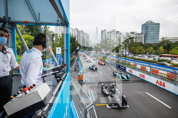 2022-08-13 - Starter of the race during the 2022 Seoul ePrix, 10th meeting of the 2021-22 ABB FIA Formula E World Championship, on the Seoul Street Circuit from August 12 to 14, in Seoul, South Korea - AUTO - 2022 FORMULA E SEOUL EPRIX - FORMULA E - MOTORS