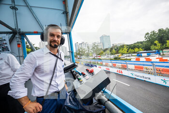 2022-08-13 - Starter of the race during the 2022 Seoul ePrix, 10th meeting of the 2021-22 ABB FIA Formula E World Championship, on the Seoul Street Circuit from August 12 to 14, in Seoul, South Korea - AUTO - 2022 FORMULA E SEOUL EPRIX - FORMULA E - MOTORS
