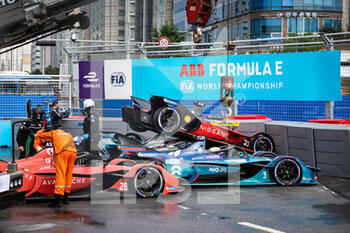 2022-08-13 - Crash, accident at the first lap of the race for 28 ASKEW Oliver (usa), Avalanche Andretti Formula E, BMW iFE.21, action 03 TURVEY Oliver (gbr), NIO 333 FE Team, Nio 333 001, action 23 BUEMI Sébastien (swi), Nissan e.dams, Nissan IM03, action 17 DE VRIES Nyck (nld), Mercedes-EQ Silver Arrow 02, action during the 2022 Seoul ePrix, 10th meeting of the 2021-22 ABB FIA Formula E World Championship, on the Seoul Street Circuit from August 12 to 14, in Seoul, South Korea - AUTO - 2022 FORMULA E SEOUL EPRIX - FORMULA E - MOTORS