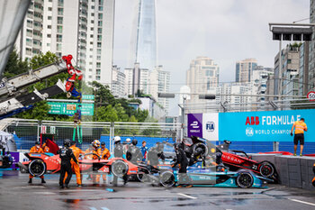2022-08-13 - Crash, accident at the first lap of the race for 28 ASKEW Oliver (usa), Avalanche Andretti Formula E, BMW iFE.21, action 03 TURVEY Oliver (gbr), NIO 333 FE Team, Nio 333 001, action 23 BUEMI Sébastien (swi), Nissan e.dams, Nissan IM03, action 17 DE VRIES Nyck (nld), Mercedes-EQ Silver Arrow 02, action during the 2022 Seoul ePrix, 10th meeting of the 2021-22 ABB FIA Formula E World Championship, on the Seoul Street Circuit from August 12 to 14, in Seoul, South Korea - AUTO - 2022 FORMULA E SEOUL EPRIX - FORMULA E - MOTORS