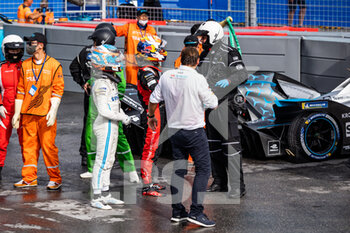2022-08-13 - Crash, accident at the first lap of the race for 23 BUEMI Sébastien (swi), Nissan e.dams, Nissan IM03, action 17 DE VRIES Nyck (nld), Mercedes-EQ Silver Arrow 02, action during the 2022 Seoul ePrix, 10th meeting of the 2021-22 ABB FIA Formula E World Championship, on the Seoul Street Circuit from August 12 to 14, in Seoul, South Korea - AUTO - 2022 FORMULA E SEOUL EPRIX - FORMULA E - MOTORS
