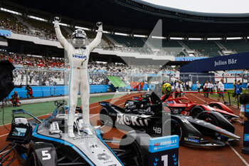 2022-08-14 - Vandoorne Stoffel (bel), Mercedes-EQ Silver Arrow 02, celebrating his 1st world title in Formula E during the 2022 Seoul ePrix, 10th meeting of the 2021-22 ABB FIA Formula E World Championship, on the Seoul Street Circuit from August 12 to 14, in Seoul, South Korea - AUTO - 2022 FORMULA E SEOUL EPRIX - FORMULA E - MOTORS