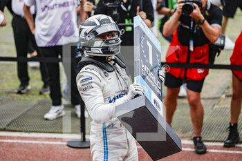 2022-08-14 - VANDOORNE Stoffel (bel), Mercedes-EQ Silver Arrow 02, portrait celebrates the world champion during the 2022 Seoul ePrix, 10th meeting of the 2021-22 ABB FIA Formula E World Championship, on the Seoul Street Circuit from August 12 to 14, in Seoul, South Korea - AUTO - 2022 FORMULA E SEOUL EPRIX - FORMULA E - MOTORS